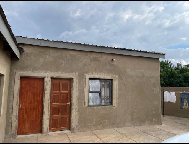 8 BEDROOM HOUSE FOR SALE IN ZOLA